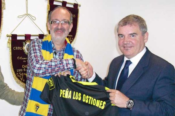 Los presidentes de la Peña Los ostiones de Úbeda y del Cádiz CF