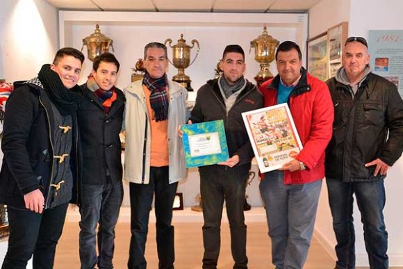 La FPC y la Asociación G19 del Granada CF intercambiaron regalos