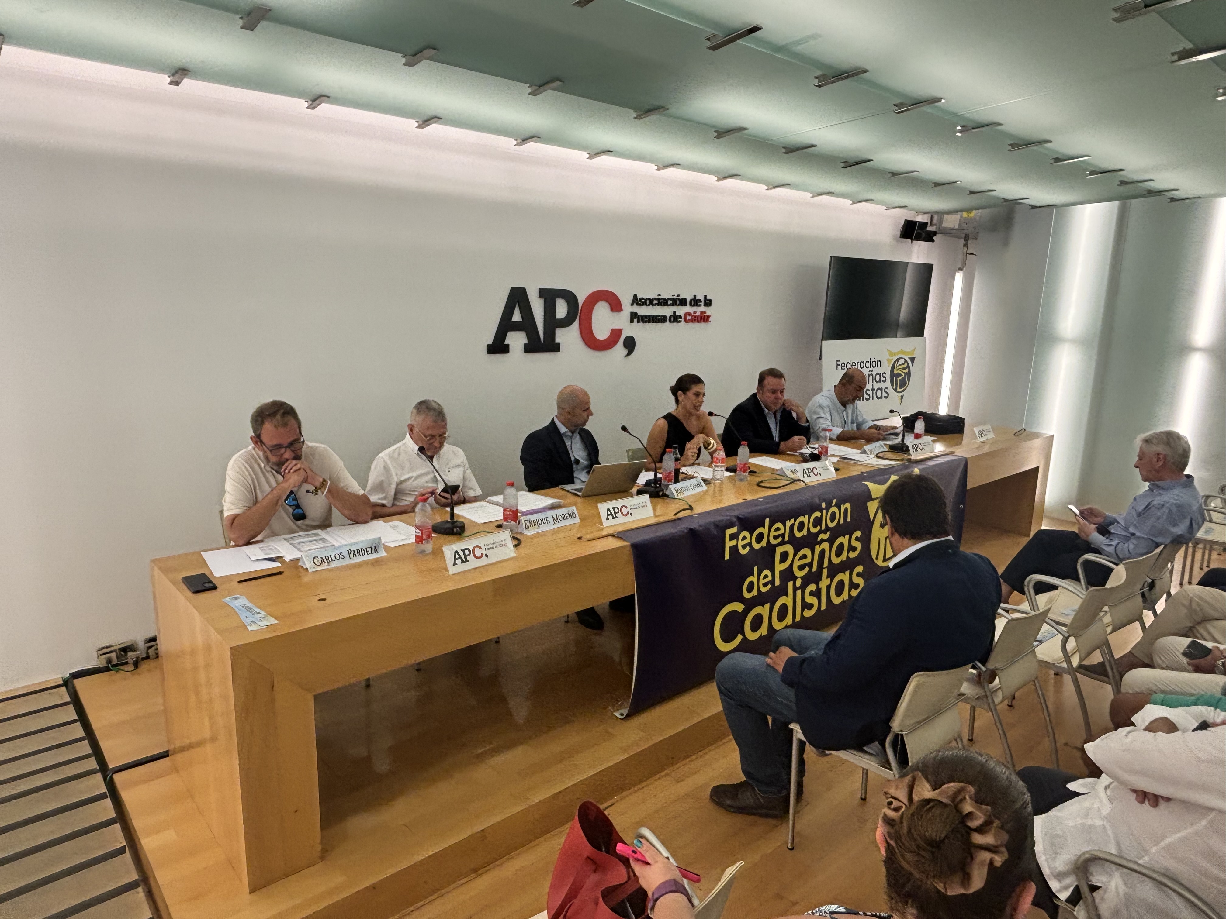 Vista general de la mesa de debate organizada por la Federación de Peñas Cadistas en la Asociación de la Prensa de Cádiz, momentos antes de comenzar