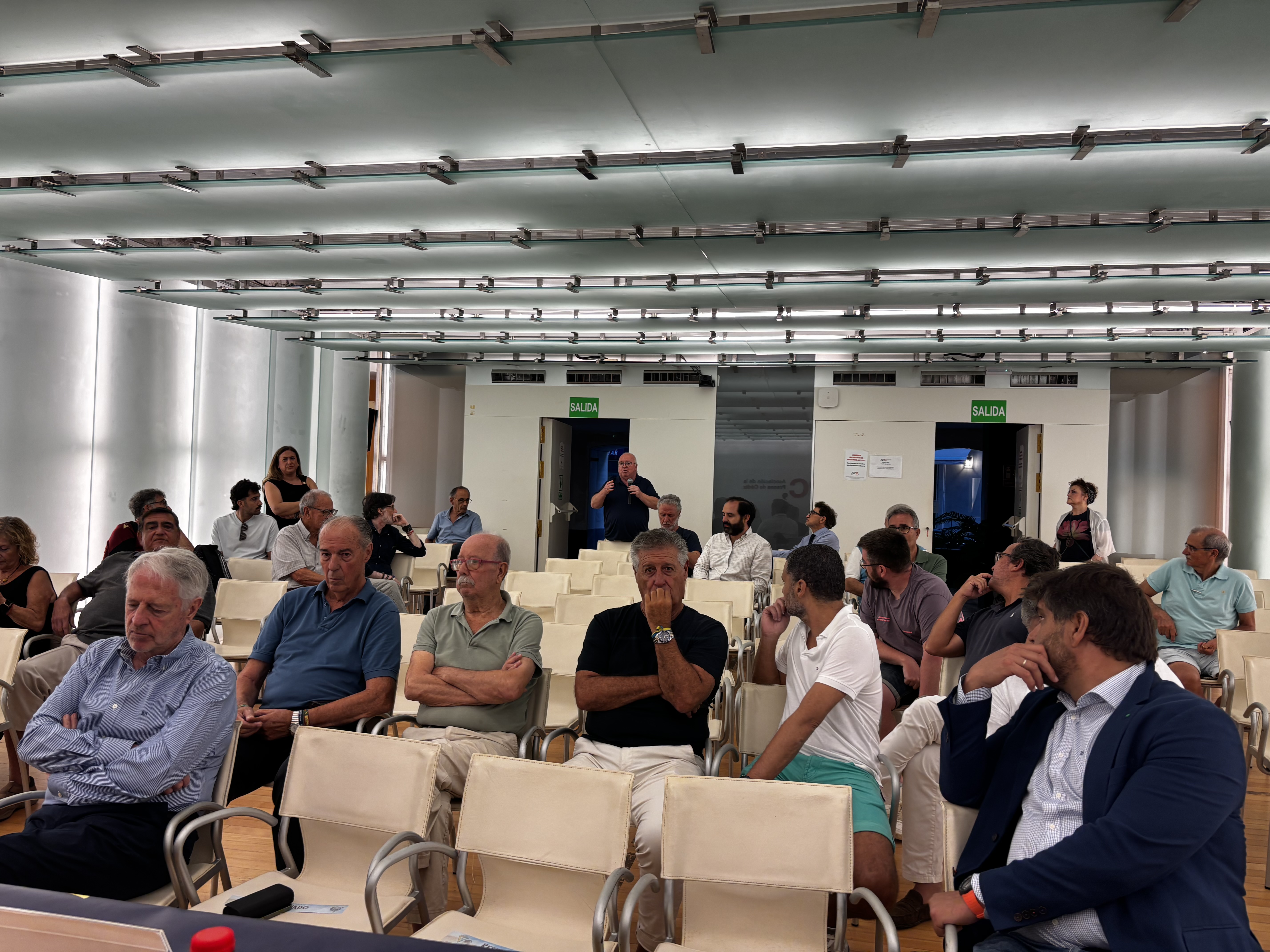 El público, durante el debate en la Asociación de la Prensa de Cádiz